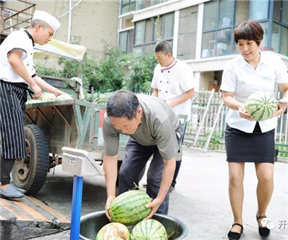 買下一整車西瓜，讓瓜農(nóng)早點(diǎn)回家